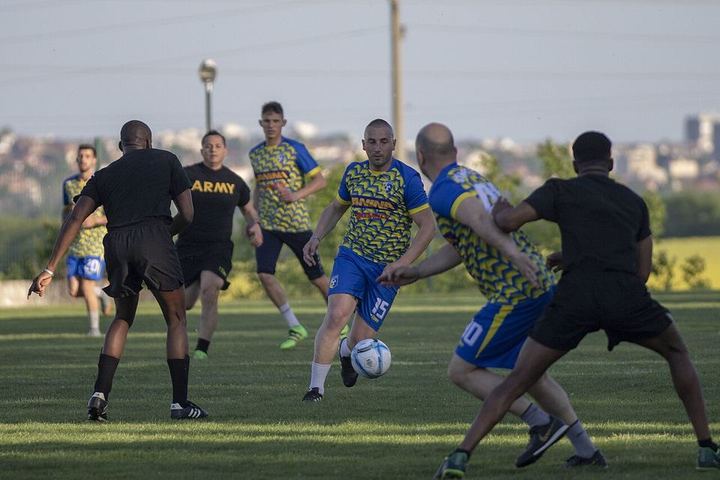 亚博体育 · 球迷观赛（资料示意）